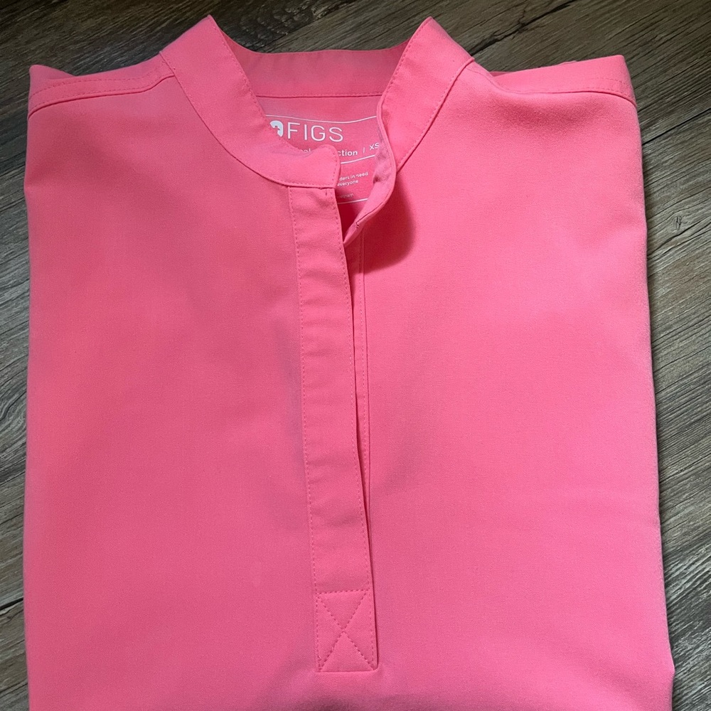 Figs Scrubs NEON PINK top xs